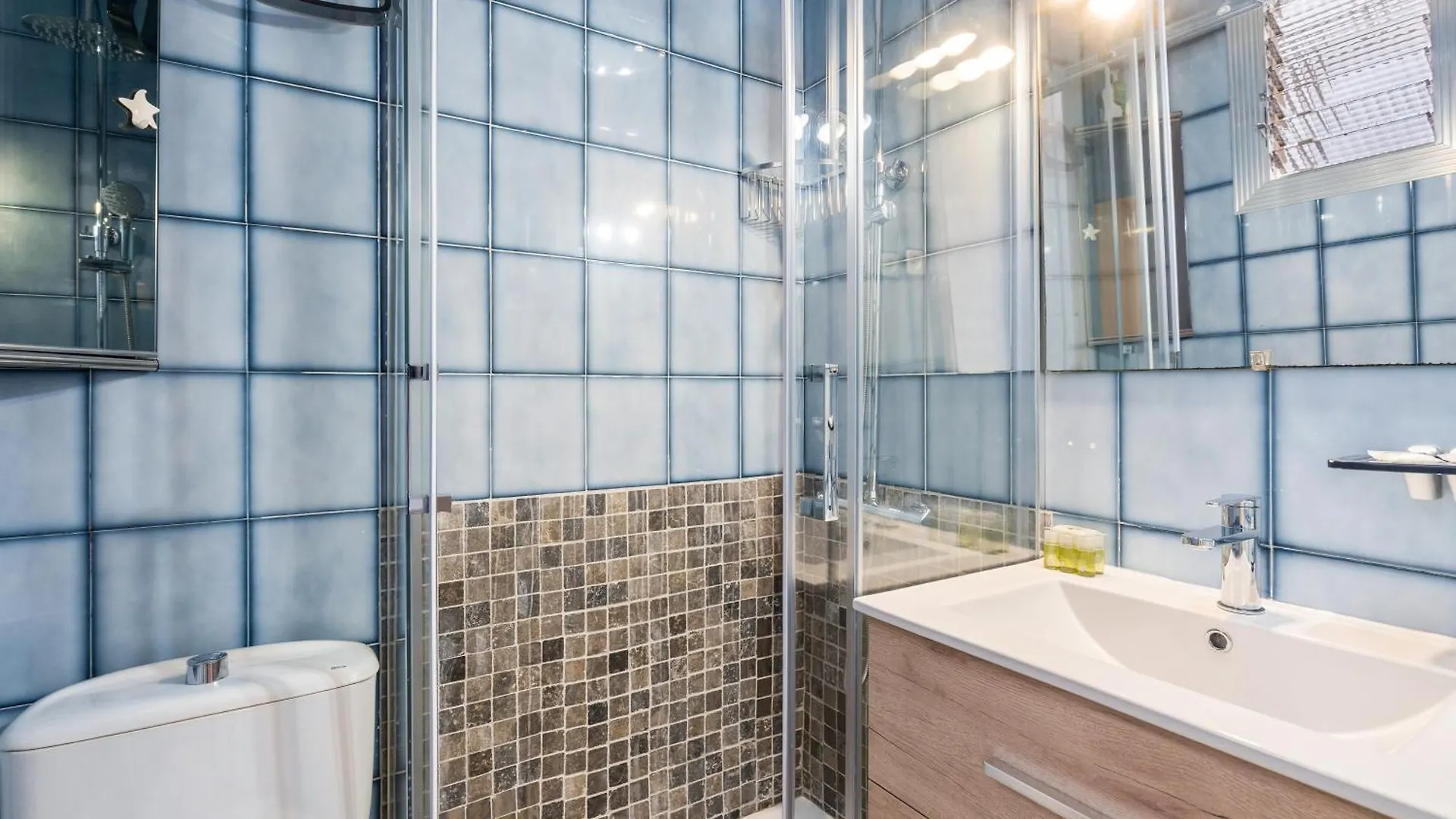 Apartamento FridaysFlats, Sagrado Silencio - 3 BDR right by Sagrada Familia Barcelona 0*,  España
